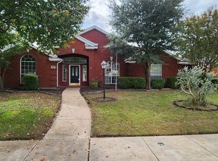 2805 Olympia Dr, Grand Prairie, TX 75052