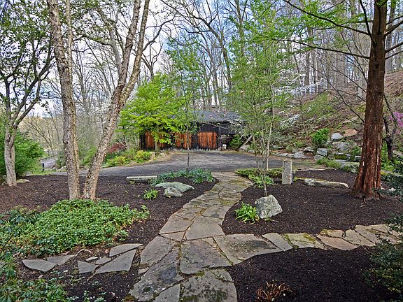 4th image of 580 Old Mill Rd