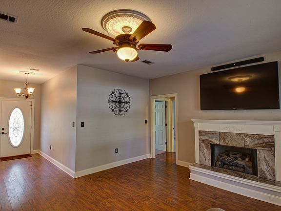 Living room w/gas fireplace