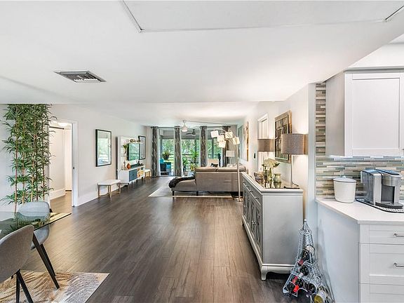 2nd image of 907 Cypress Terrace #202