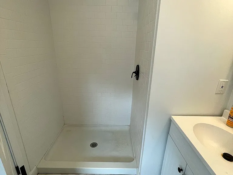 19 East Transit — Photo 6