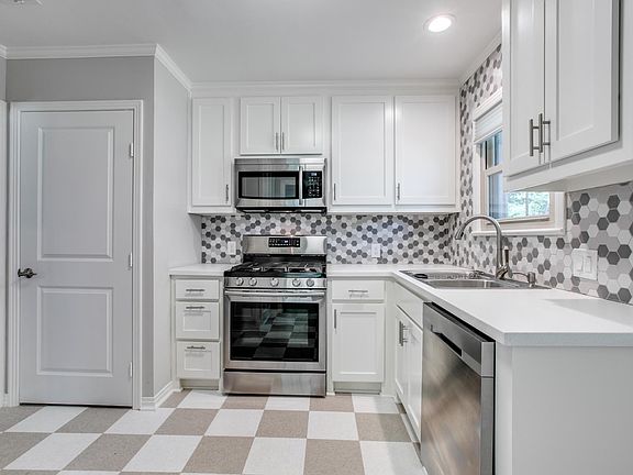 5th image of 9208 San Fernando Way