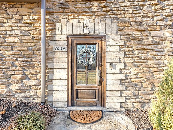 4th image of 1054 Emerson Rd