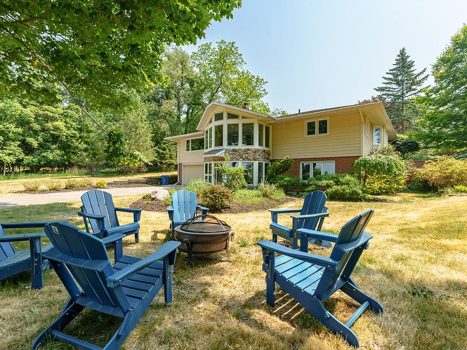 1st image of 2933 Lakeshore Dr