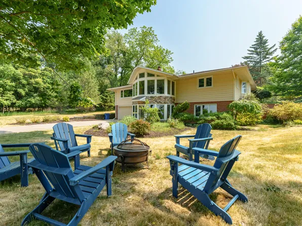 2933 Lakeshore Dr, Fennville, MI 49408