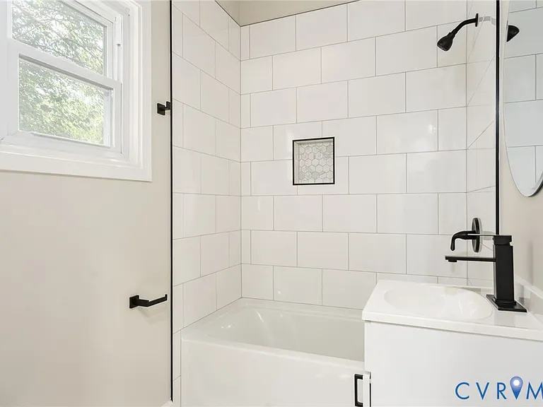 238 E 36th St — Photo 13