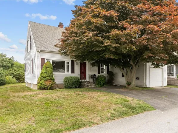 16 Narragansett Ave, Tiverton, RI 02878