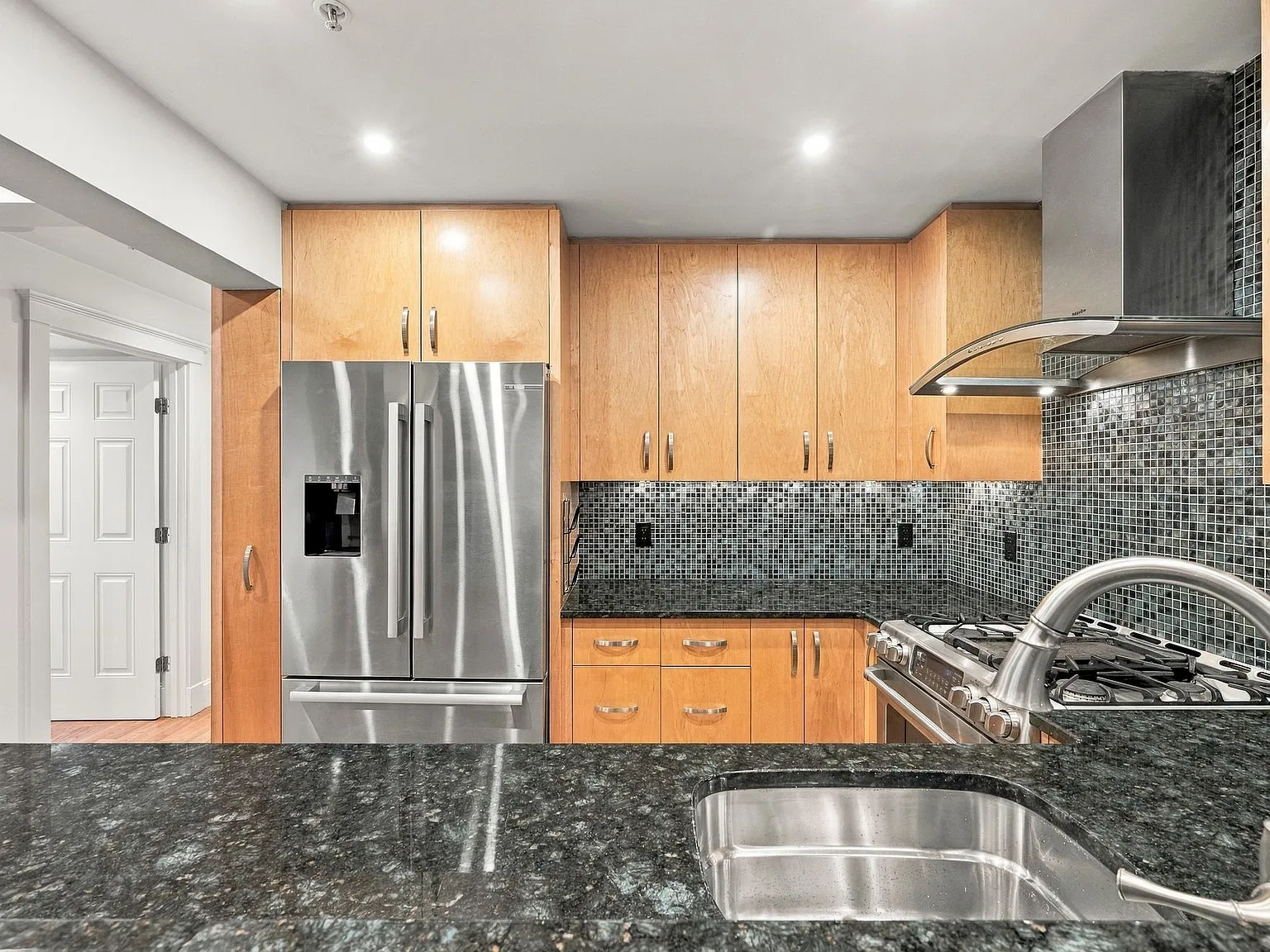 3 bed, 2.5 bath, 1350 sqft, $3,950 — Photo 2