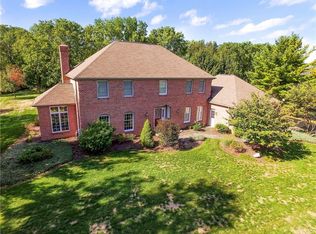 10 Beauclaire Ln, Fairport, NY