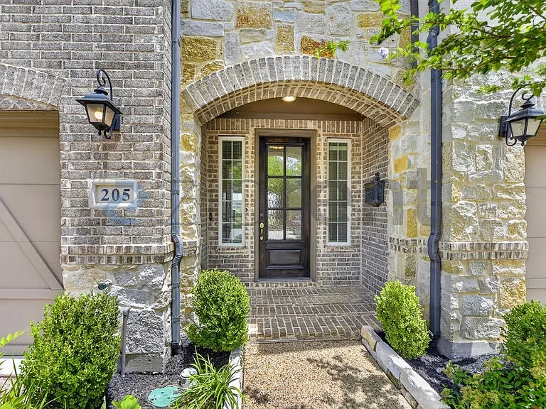 205 Somerset Dr — Photo 3