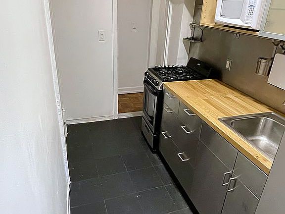 5th image of 226 E 12th St APT 2B