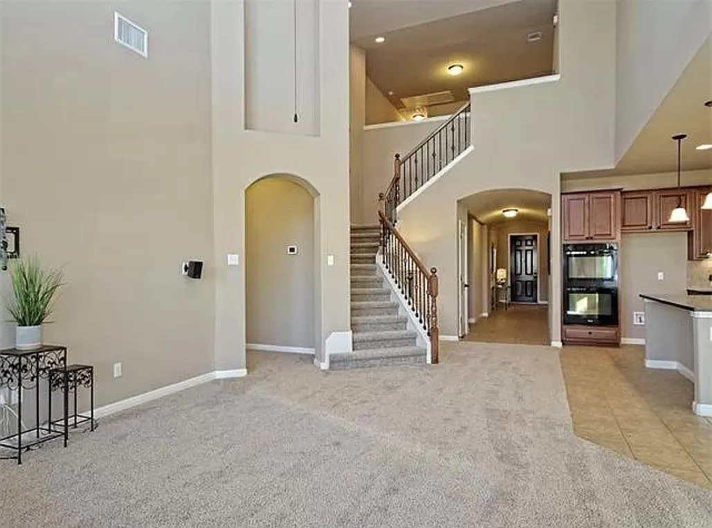 6 bed, 3299 sqft, $3,100 — Photo 3