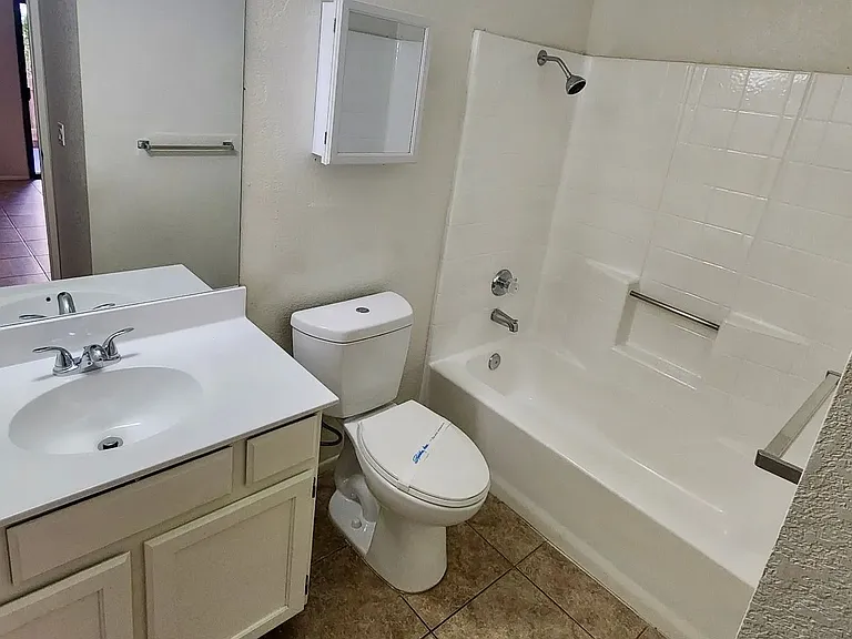 Sandy Palms Apartments — Photo 6