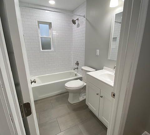 5th image of 2411 Saint Albans Ave #4