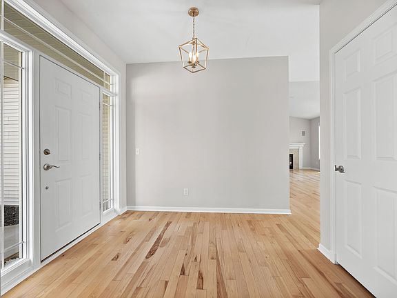 3rd image of 4645 Urbandale Ct N