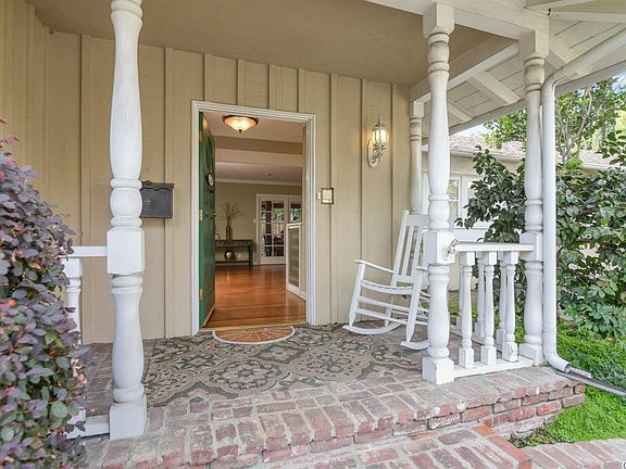 4th image of 10459 Camarillo St