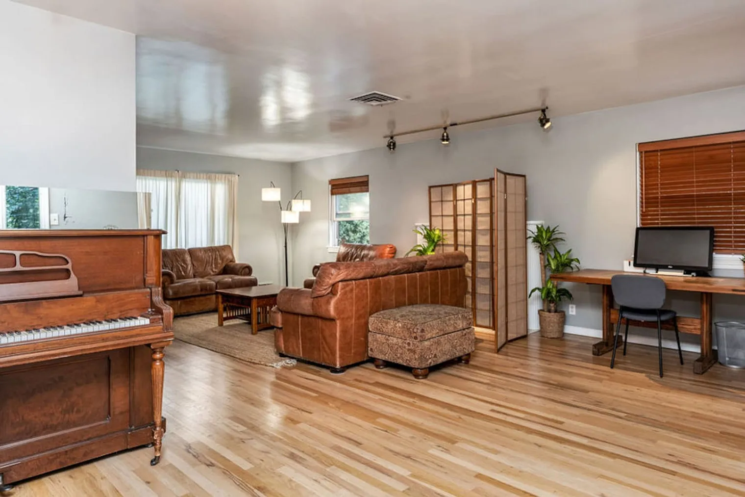 1 bed, 1.0 bath, 893 sqft, $1,904 — Photo 1