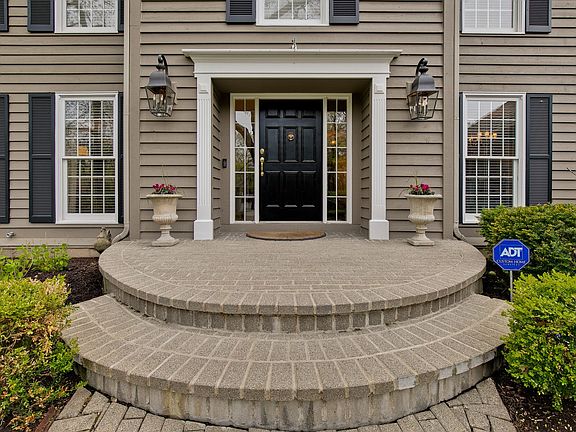 4th image of 190 Norwich Ct