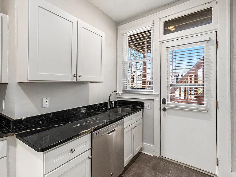 579 N Center St — Photo 7