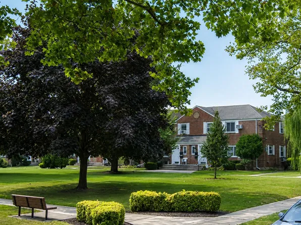 26051 73rd Ave, Glen Oaks, NY 11004