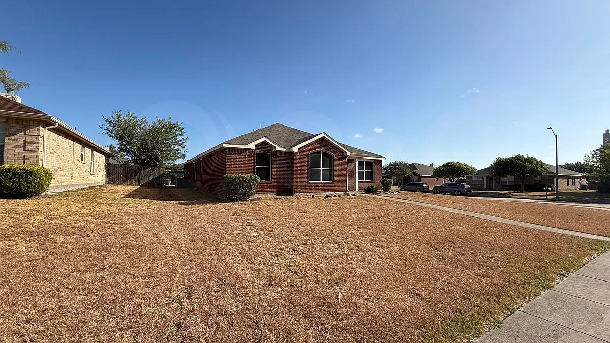 4 bed, 2.0 bath, 2076 sqft, $2,299 — Photo 3
