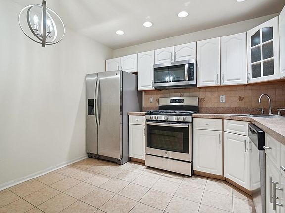 3rd image of 14 Walnut St