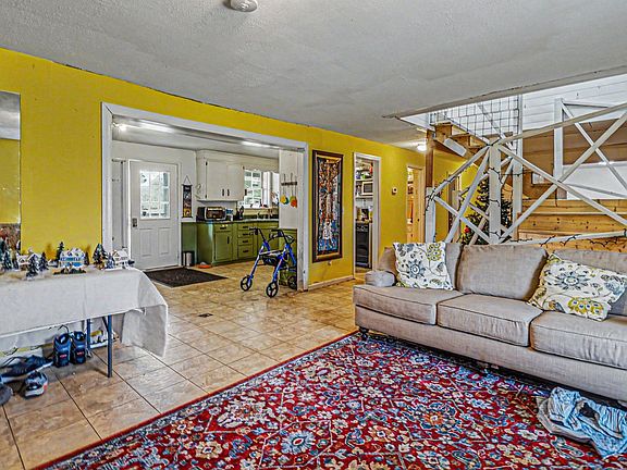 5th image of 210 Village Green Rd