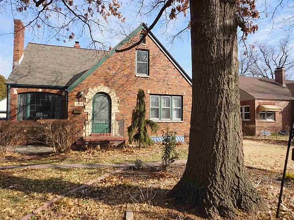 Another view of front of house