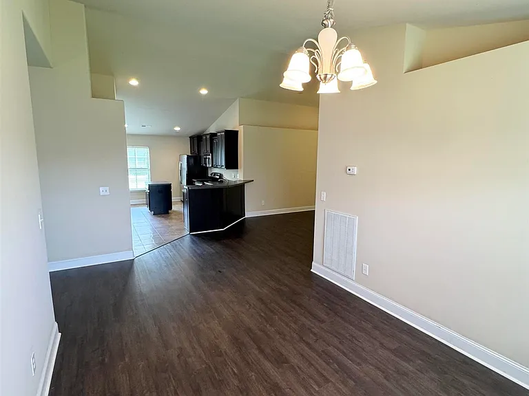 202 Ashbrook Cir — Photo 4