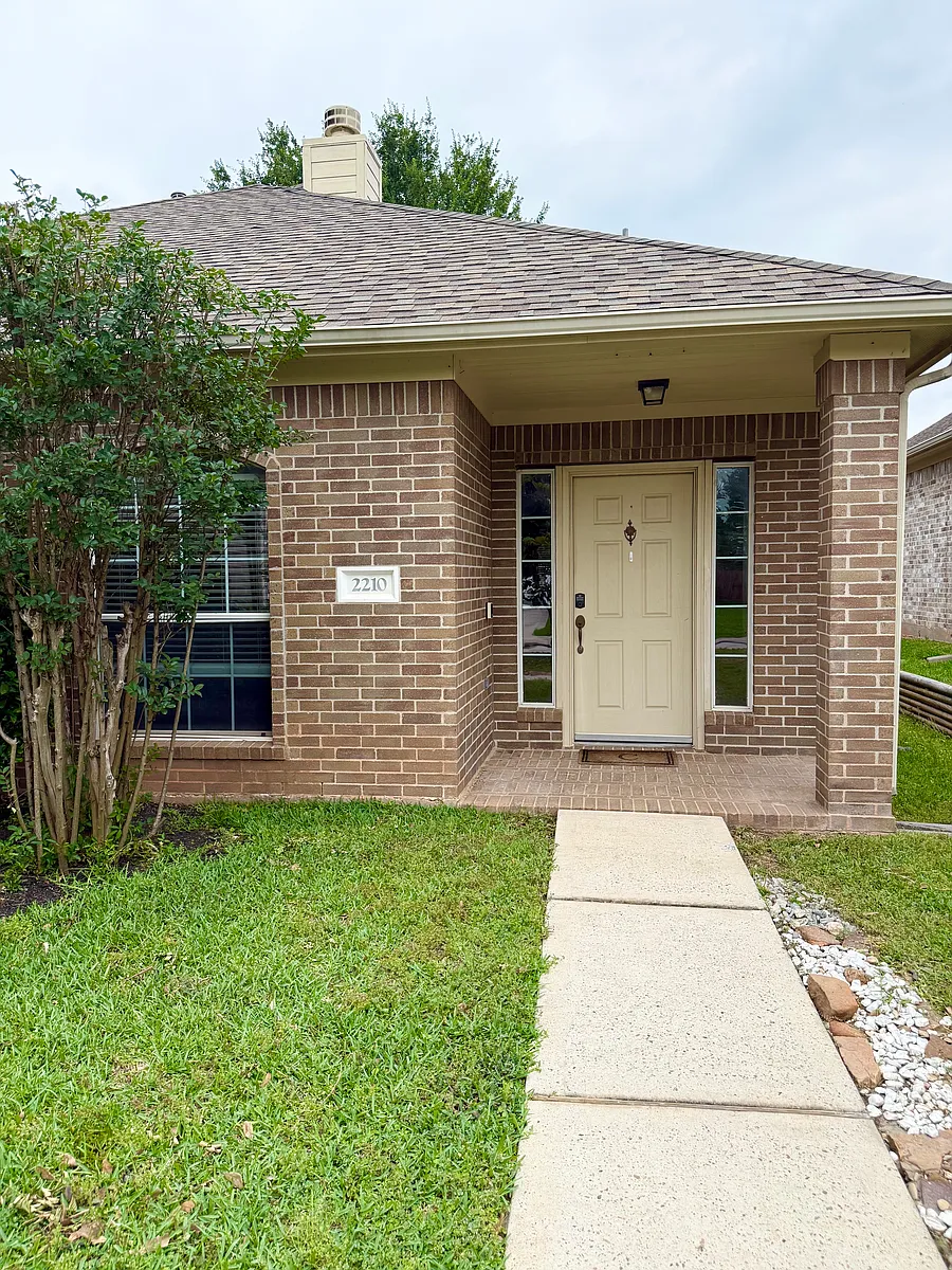 Building Photo - 2210 Highland Crossing Dr