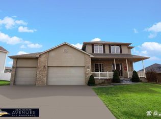 6768 Glass Ridge Dr, Lincoln, NE 68526
