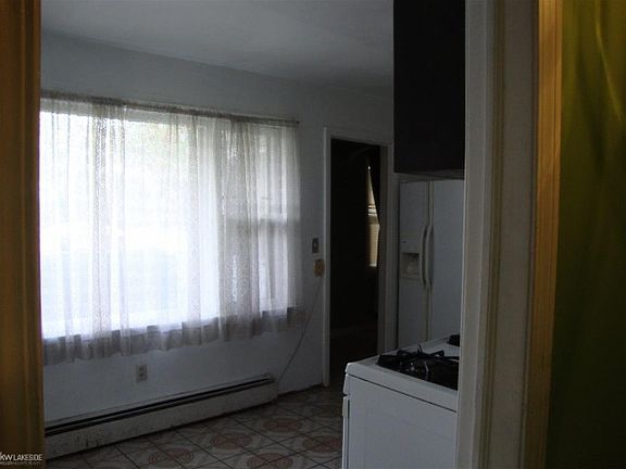 4th image of 32453 Beaconsfield St