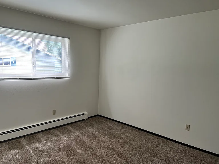 670 E Lincoln Ave — Photo 18