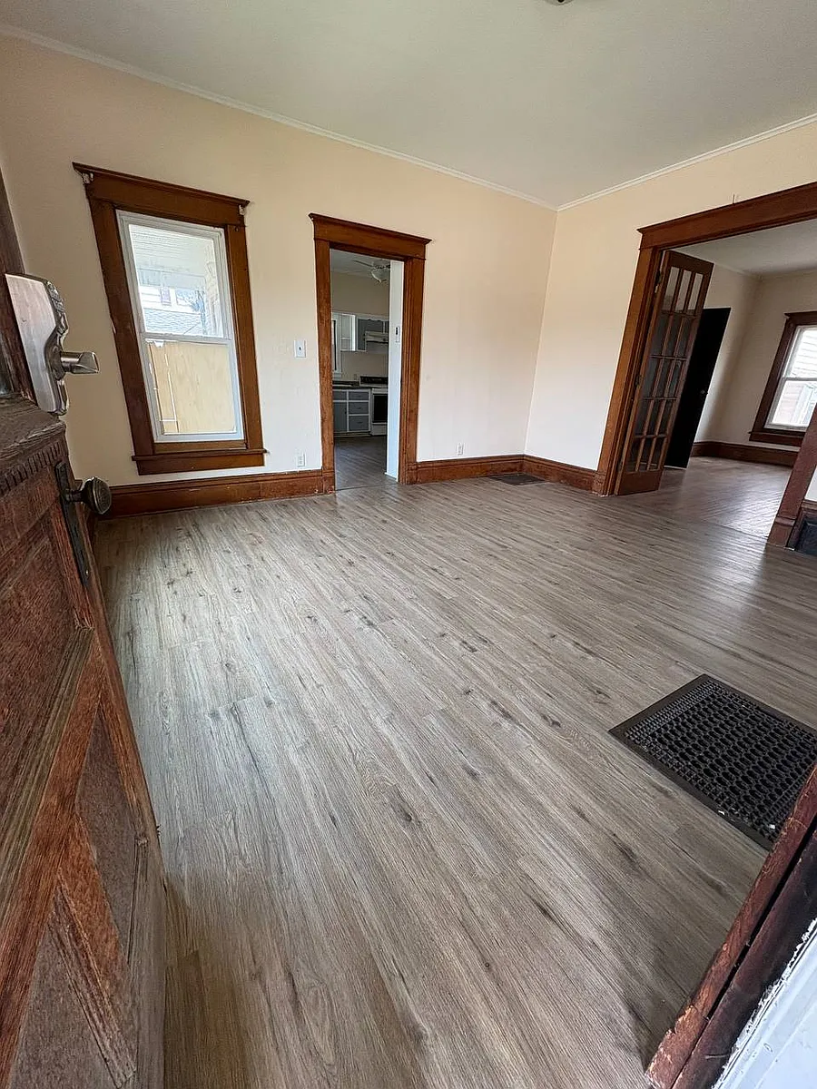 Building Photo - 103 1st St NE #1