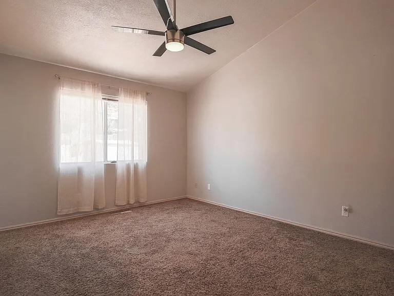 125 E 300 N — Photo 28