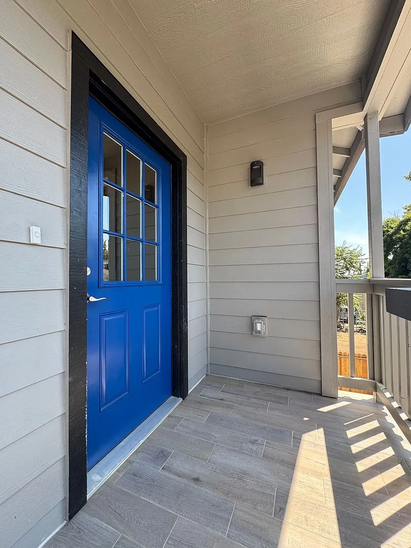Newly Constructed 2 Bed/2 Bath Upstairs w/ 2 Car Garage — Photo 3
