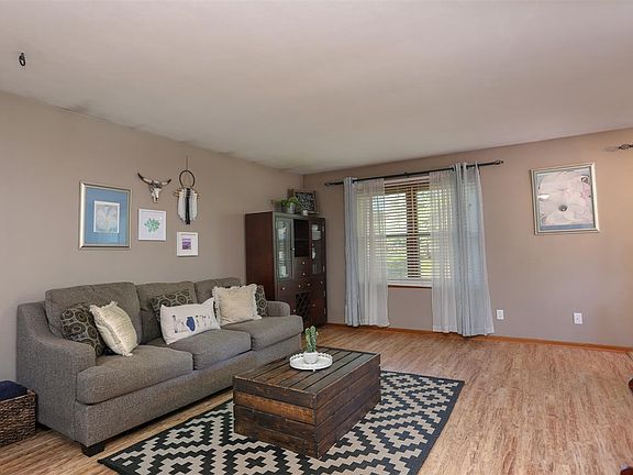 5th image of 297 Rockcliff Dr