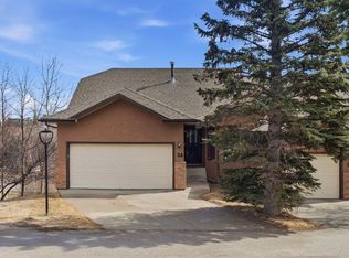 54 E Edgeland Close NW, Calgary, AB T3A 3B1