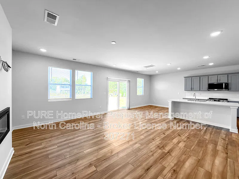4 bed, 2.5 bath, 2097 sqft, $2,295 — Photo 2