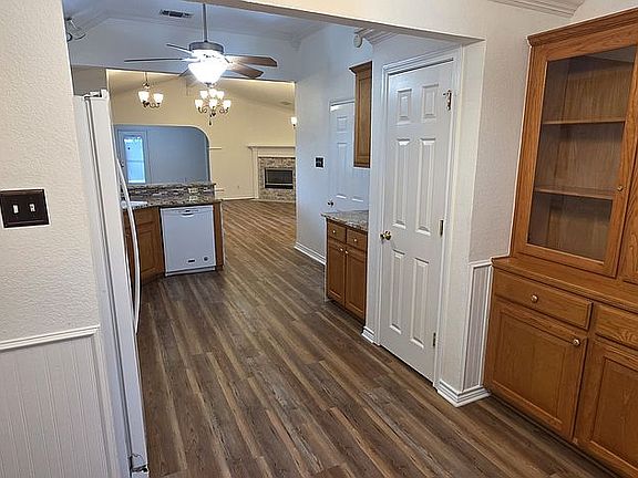 4th image of 1202 Henard Ln