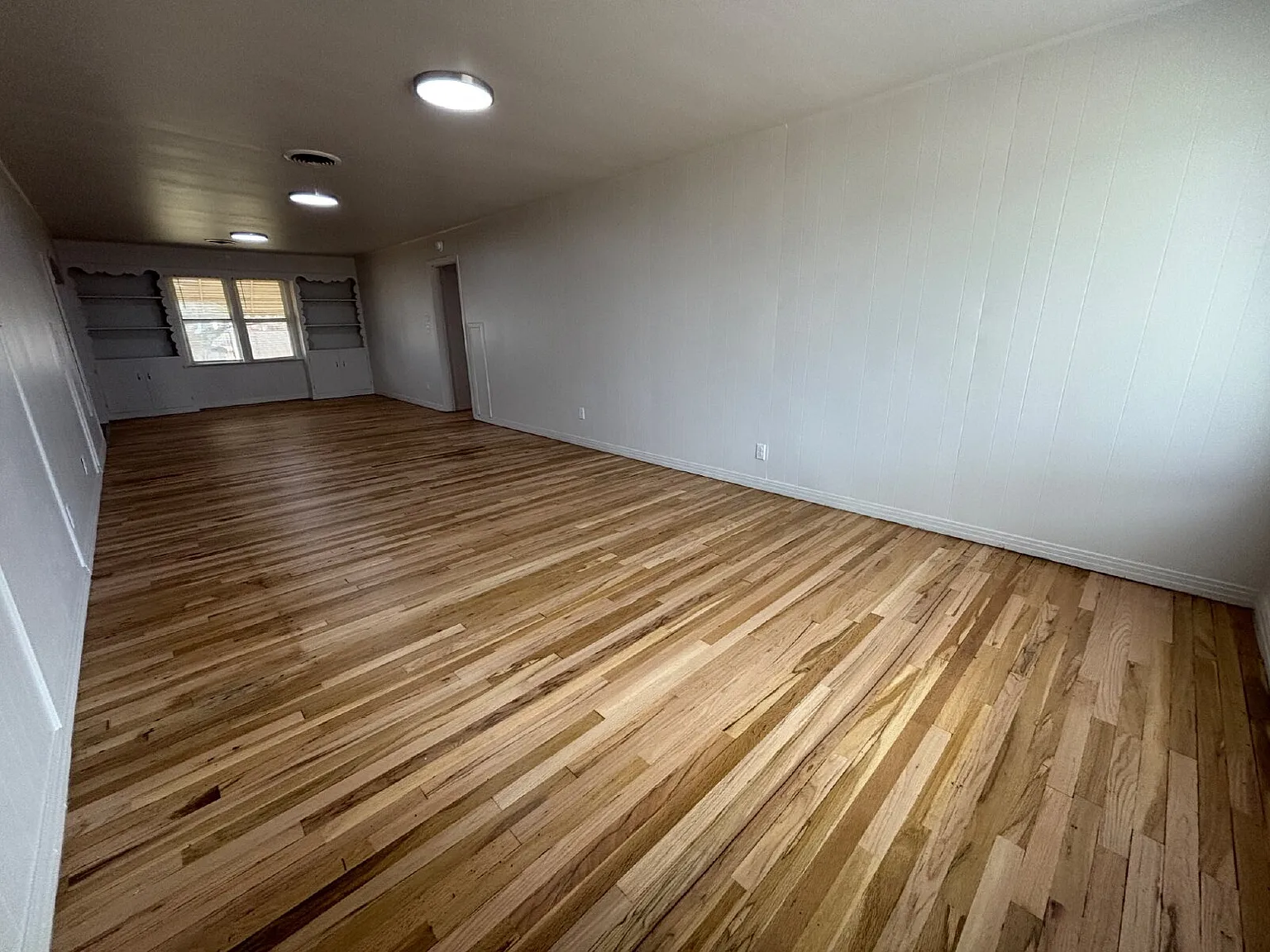 3 bed, 1.0 bath, 1430 sqft, $1,400 — Photo 2