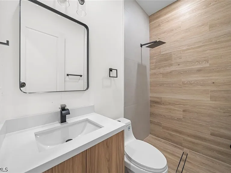 1805 W 10th St — Photo 12