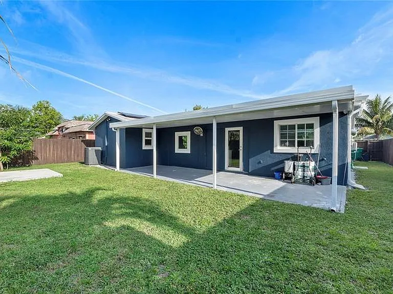 5820 NW 56th Pl — Photo 11