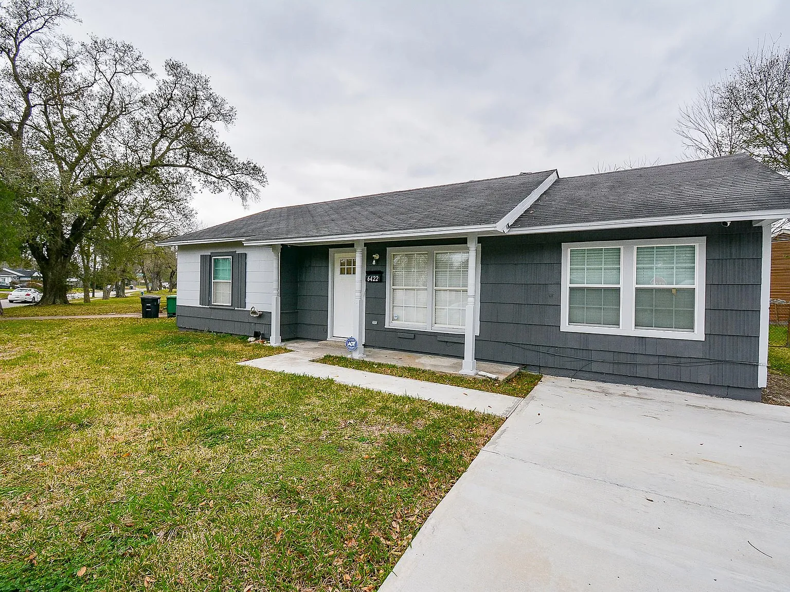 3 bed, 1.0 bath, 1084 sqft, $1,600 — Photo 3