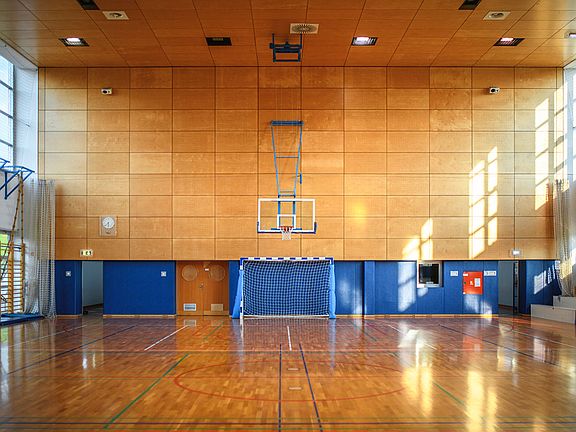 5 minutes to Silverado Ranch Community Center