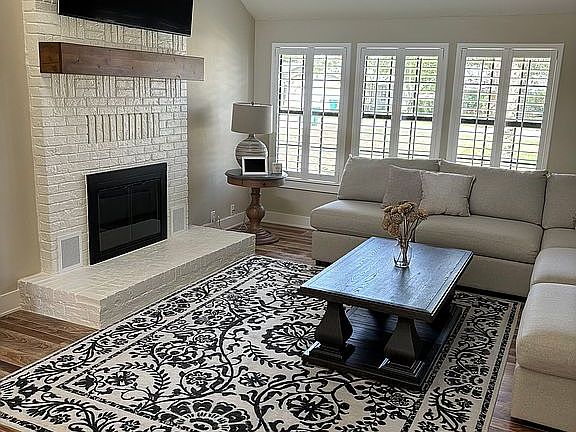 5th image of 1029 Troon Dr E