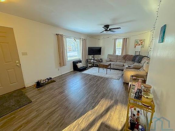 4th image of 121 W Clark St