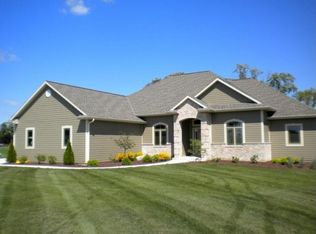 W225S7820 Sunset Glen Dr, Vernon, WI 53103