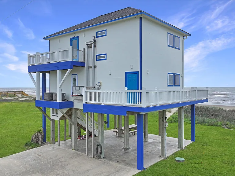 2496 Gilmore — Photo 34