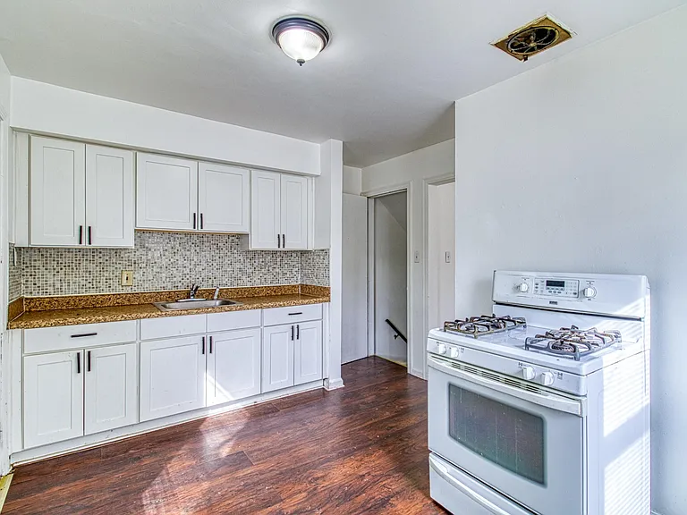 17720 Chester St — Photo 10